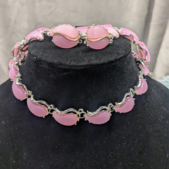 1950s Vintage Thermoset Barbie Pink 3 Piece Jewelry Set - Picture 1 of 15